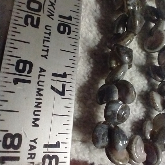 Long grey shell beach summer vacation necklace Hawaii ⛱️🏖️ 🌞 🏝️ - Picture 2 of 5